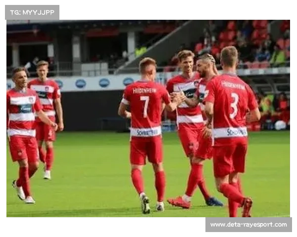 霍芬海姆主帅赛前演练定位球，汉堡大巴抵达遭遇小雨